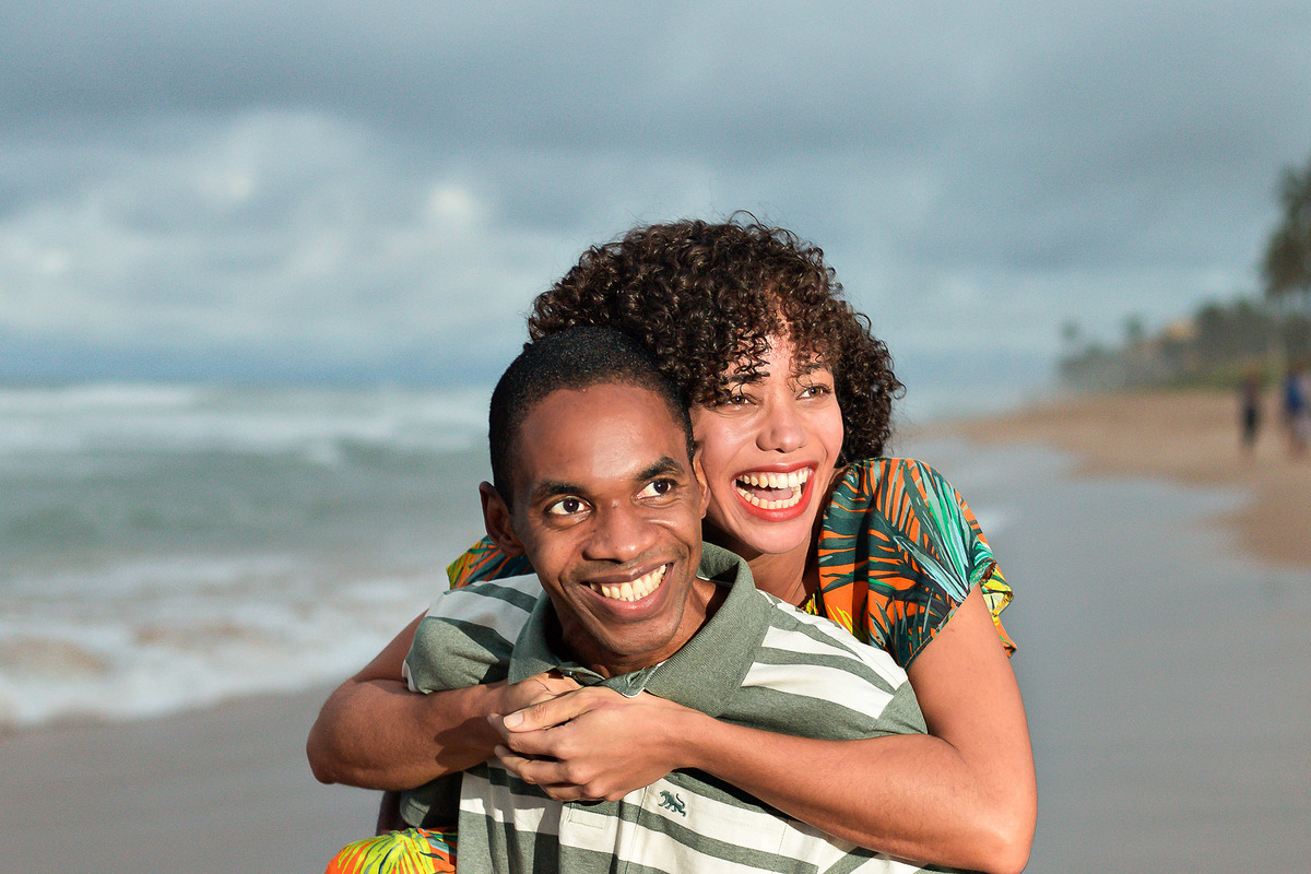 foto espontanea de casal na praia de Vilas do Atlântico Lauro de Freitas Bahia