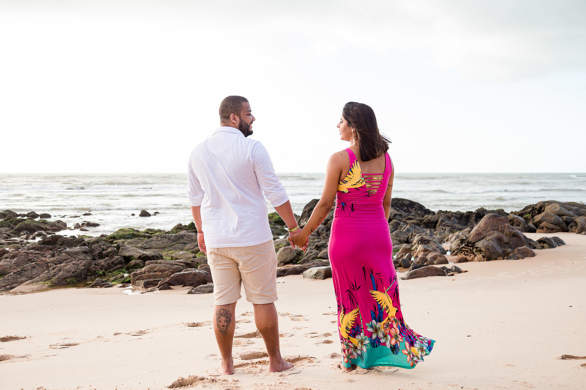 casal de mãos dadas caminhando na praia do resort costa do sauipe