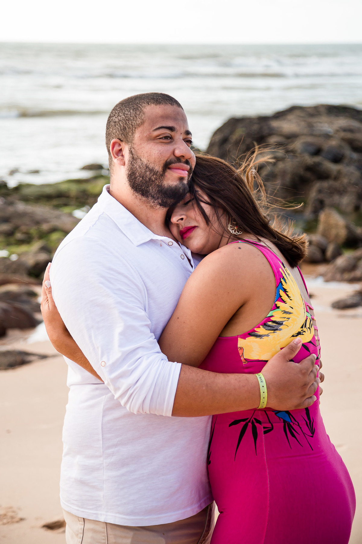 casal abraçados na praia da costa do suipe resort em um ensaio fotográfico lindo