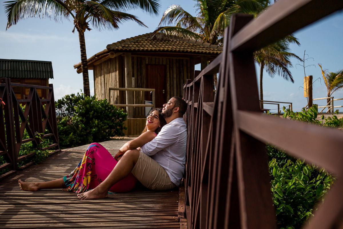 fotografia romântica de casal sentados na ponte do resort costa do sauipe na Bahia