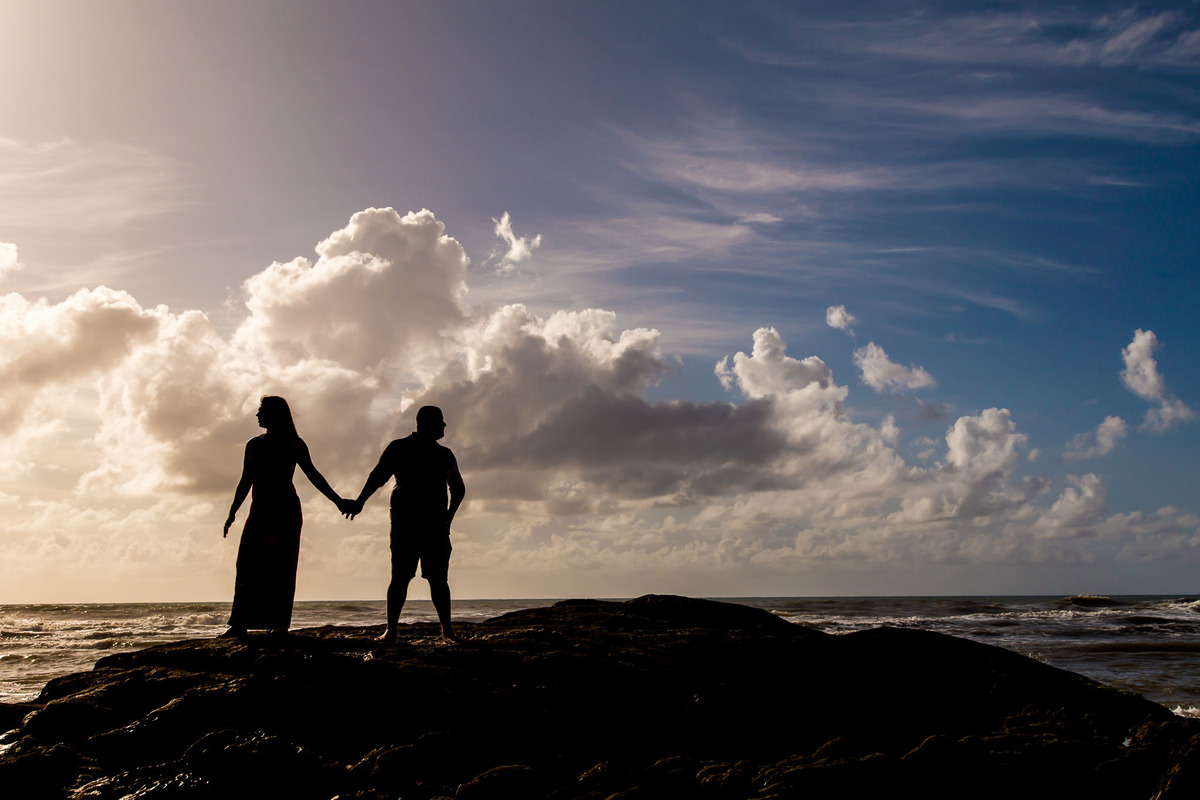 fotografia de silhueta de casal na praia do resort costa do sauipe em ensaio fotográfico