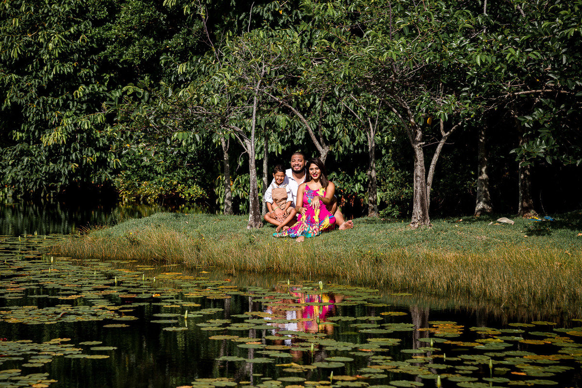 Fotografia de família no resort costa do sauipe em meio às árvores