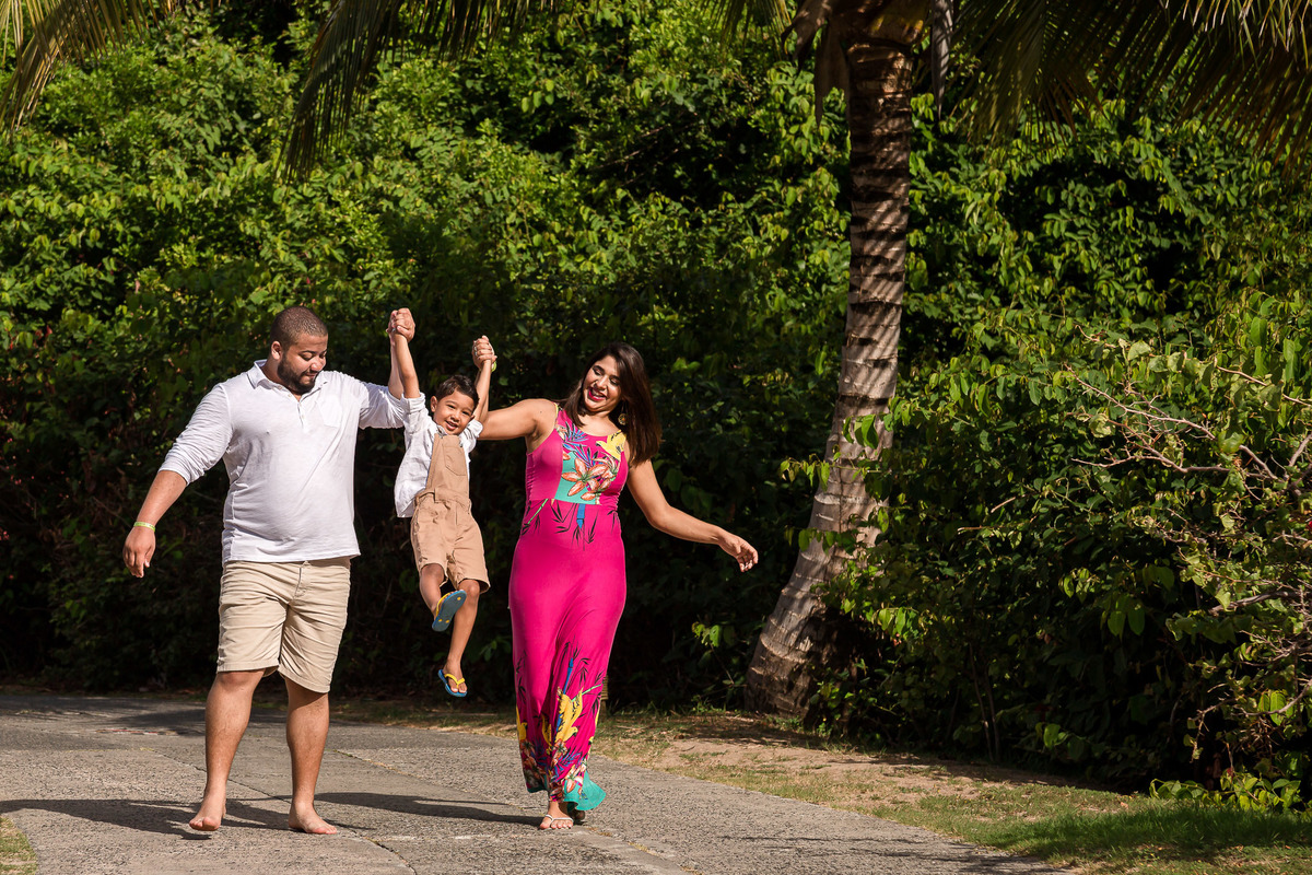 Família linda caminhando pelo resort costa do saiupe em ensaio fotográfico