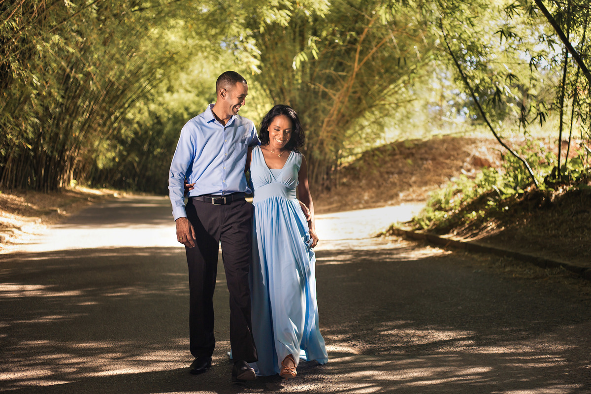 ensaio fotográfico noivos andando no bambuzal salvador