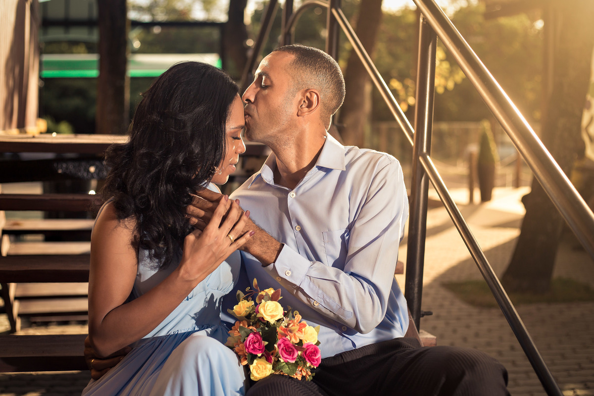 ensaio pré casamento casal se beijando no trenzinho da praia de guarajuba bahia