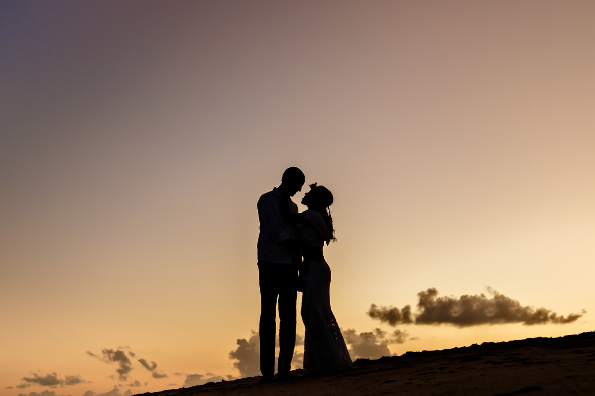ensaio pré casamento no pôr do sol na praia de guarajuba bahia