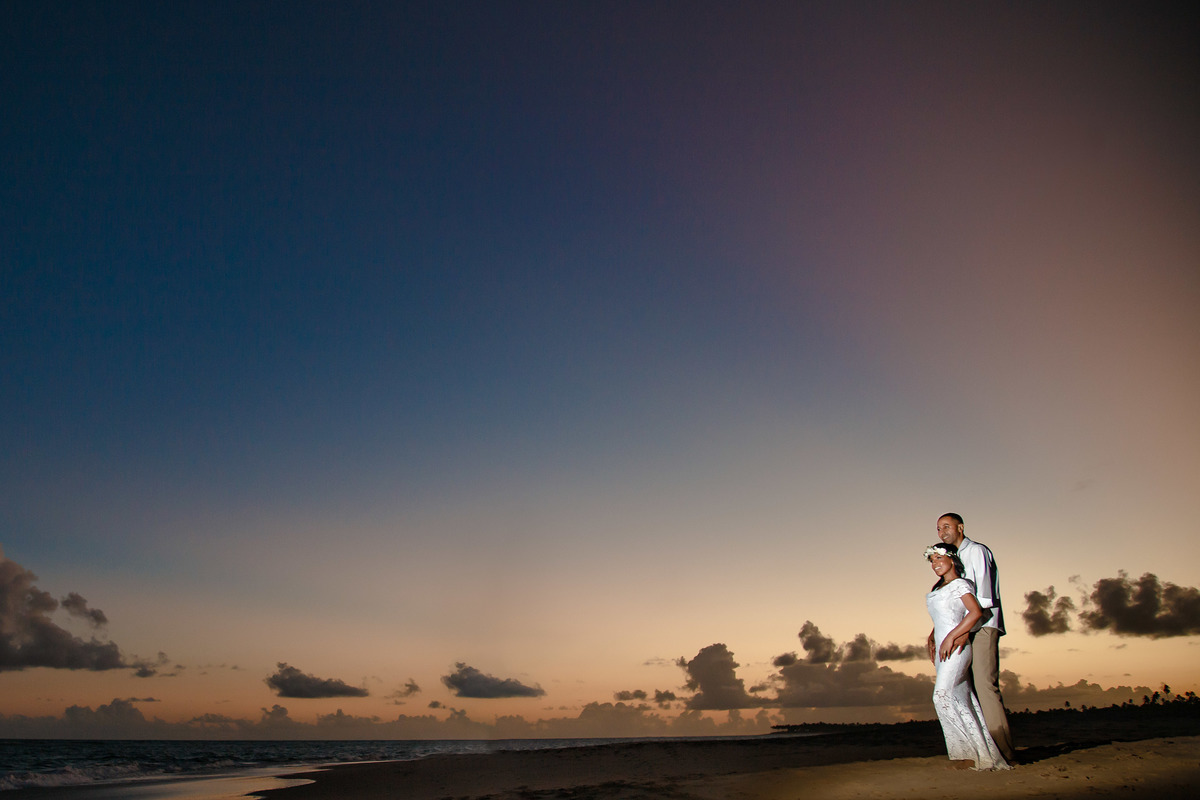 ensaio pré wedding com pôr do sol na praia de guarajuba bahia