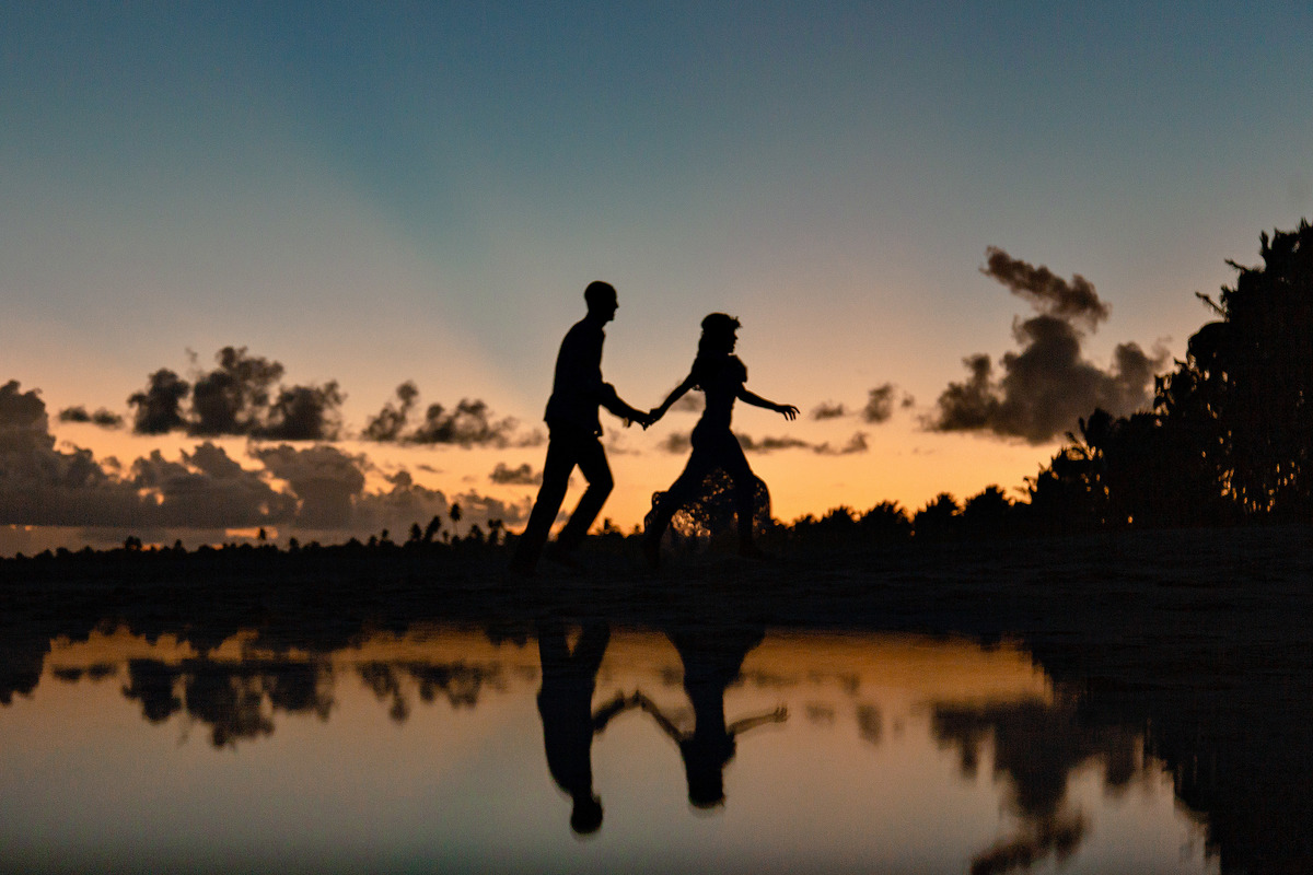 ensaio pré casamento silhueta com pôr do sol na praia de guarajuba bahia
