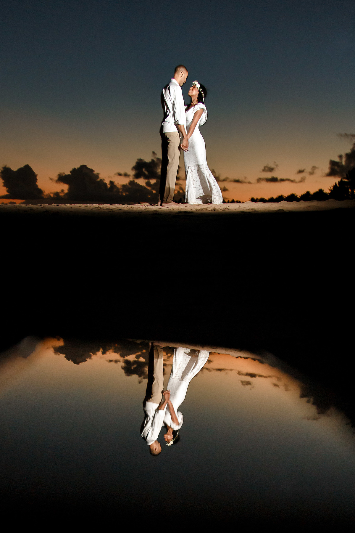 ensaio pré casamento silhueta com pôr do sol na praia de guarajuba bahia