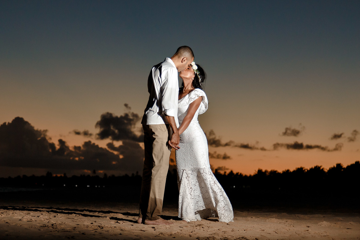 ensaio pré casamento silhueta com pôr do sol na praia de guarajuba bahia