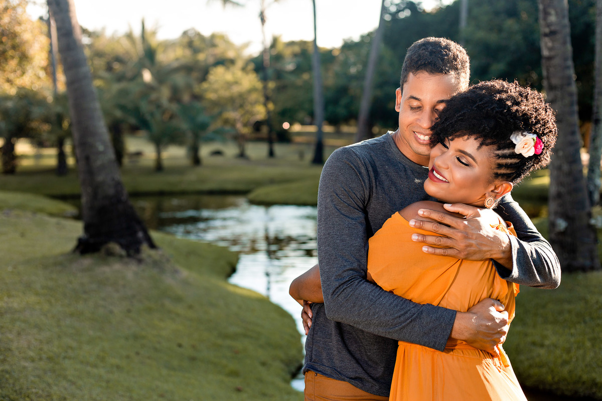 Ensaio Pré Casamento em área verde na Praia do Forte, Bahia.