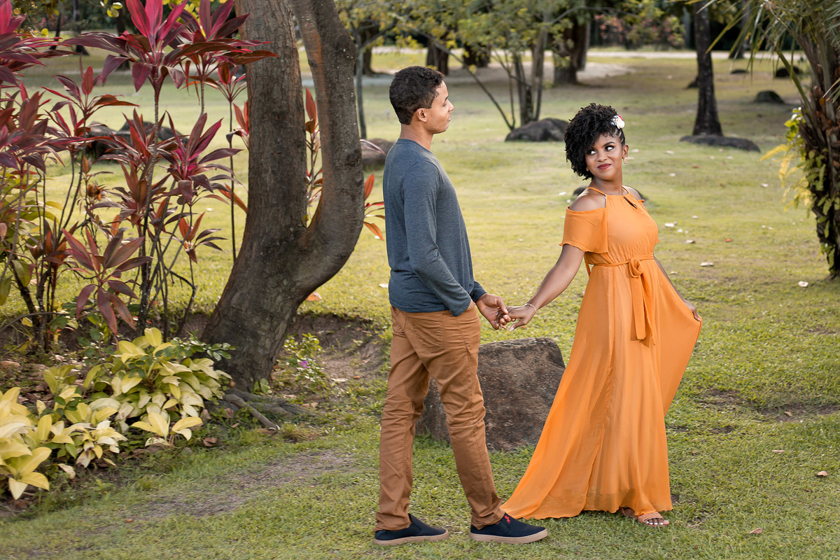 Ensaio Pré Casamento nas arvores na Praia do Forte, Bahia.