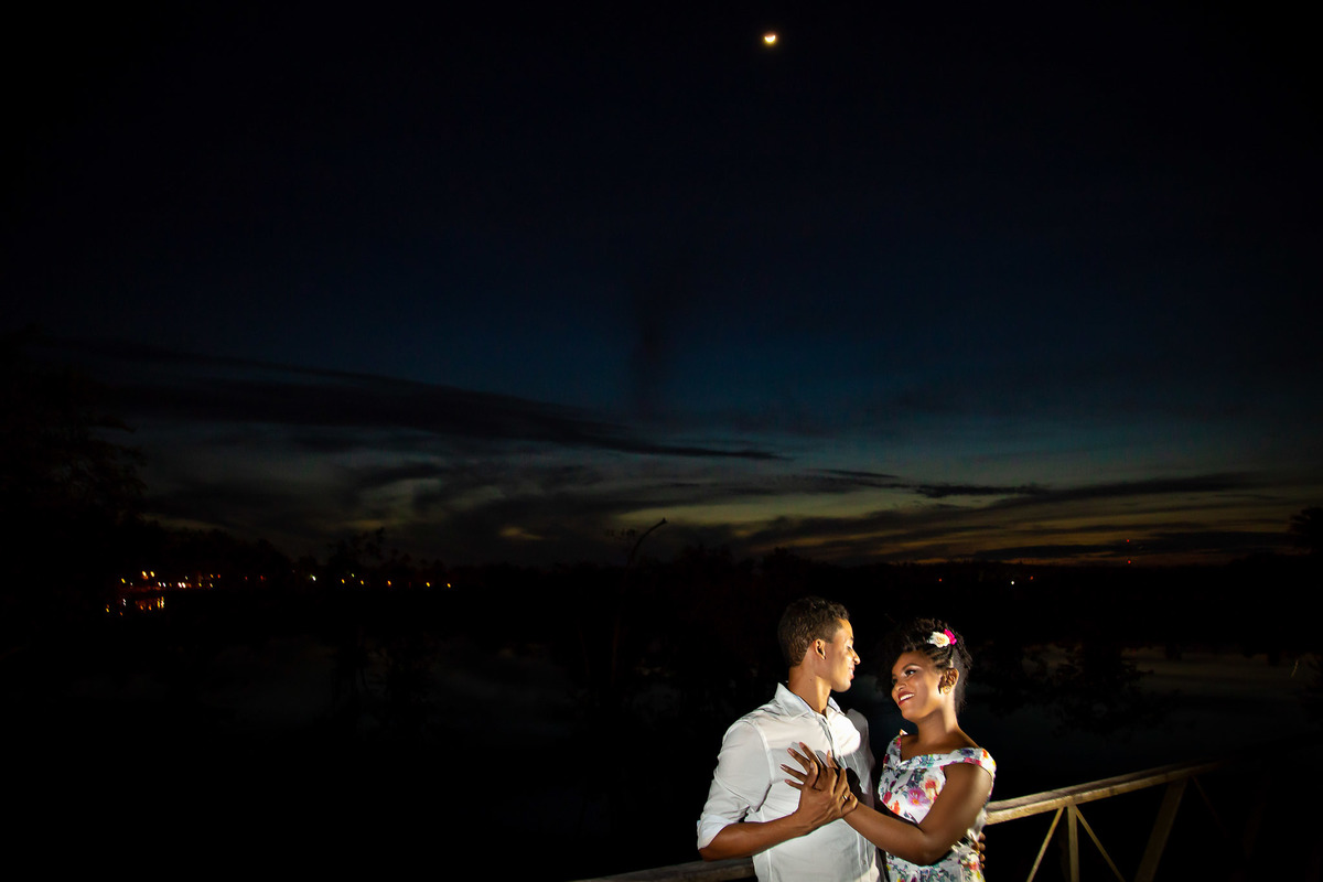 Ensaio Pré Casamento na ponte da Praia do Forte, Bahia.