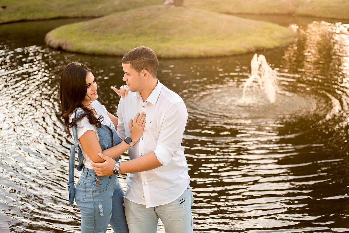 casal se abraçando em frente ao hotel Tivolli na ensaio fotográfico na Praia do Forte Bahia