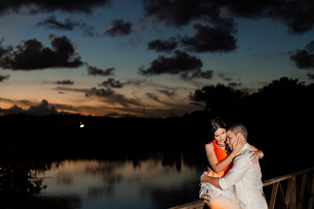ensaio fotográfico com por do sol na ponte da Praia do Forte Bahia