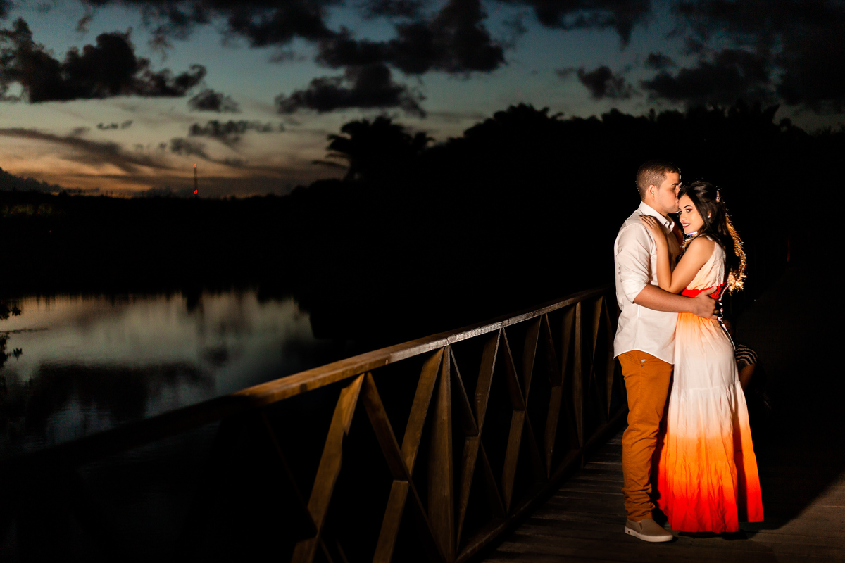 ensaio fotográfico com por do sol na ponte da Praia do Forte Bahia