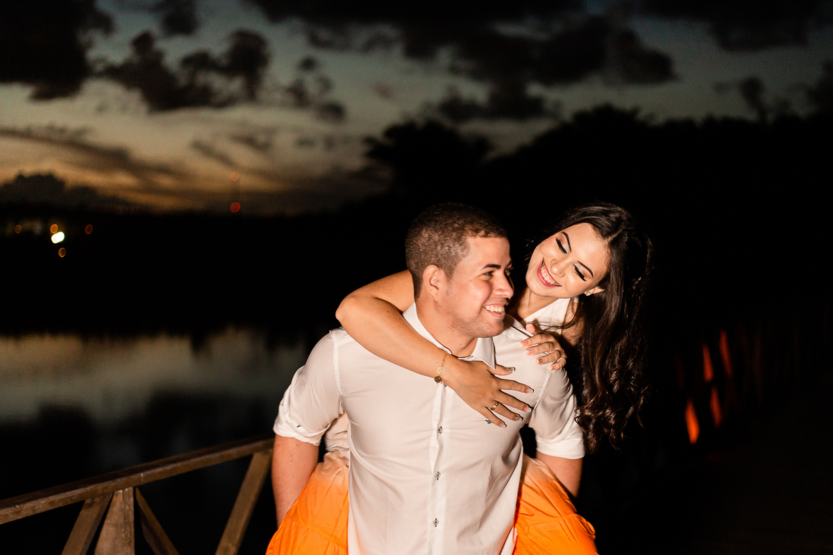 ensaio fotográfico com por do sol na ponte da Praia do Forte Bahia