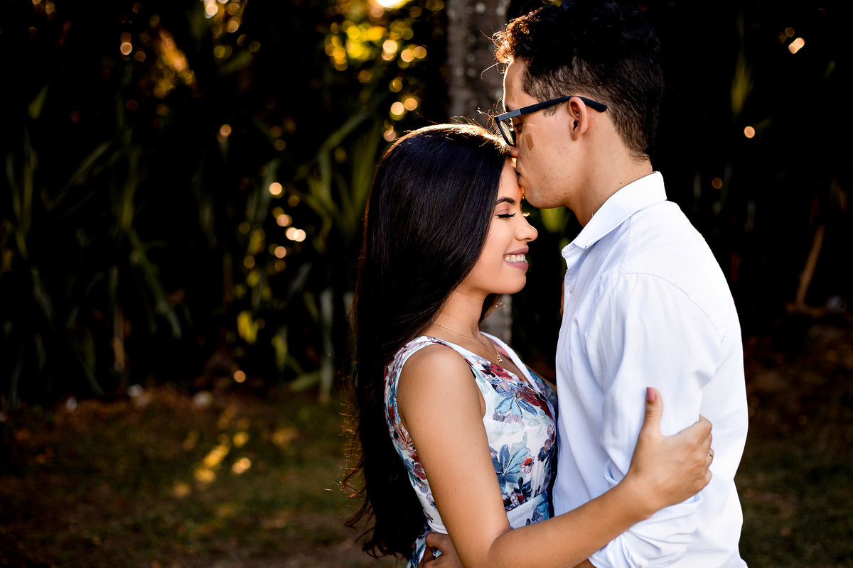 ensaio fotografico no verde na praia do forte Bahia