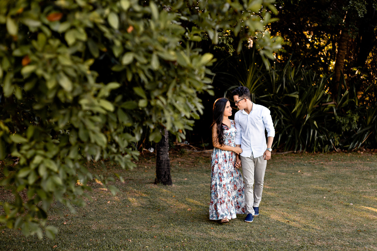 ensaio fotografico no verde na praia do forte Bahia