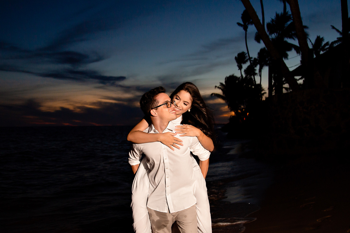 ensaio pré casamento lindo na praia do forte bahia