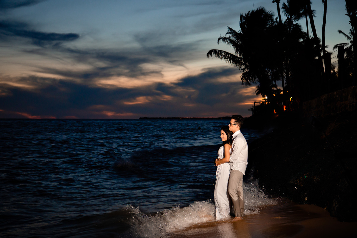 ensaio de noivos romantico na praia do forte bahia