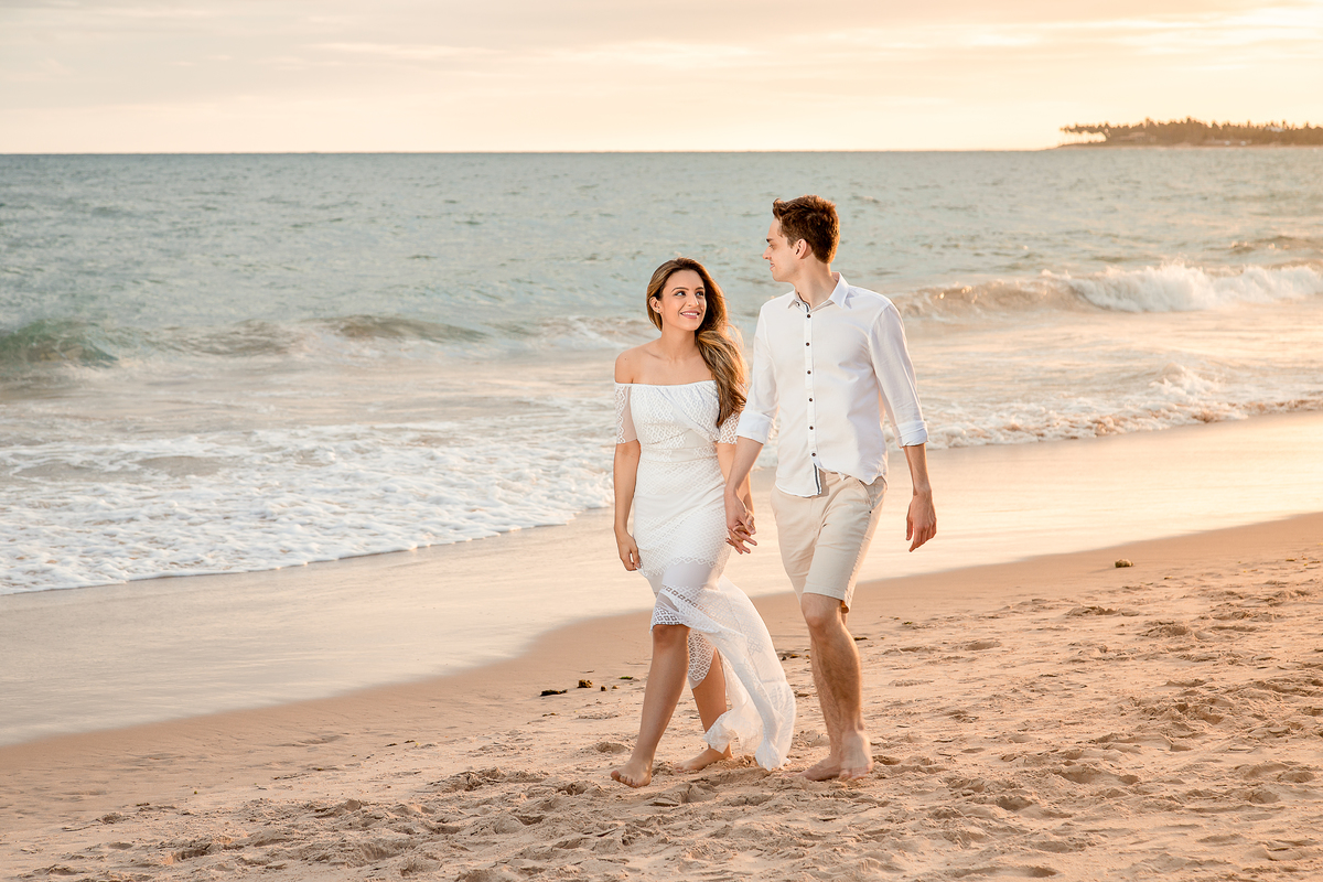ensaio casal anadando na praia de Guarajuba Bahia