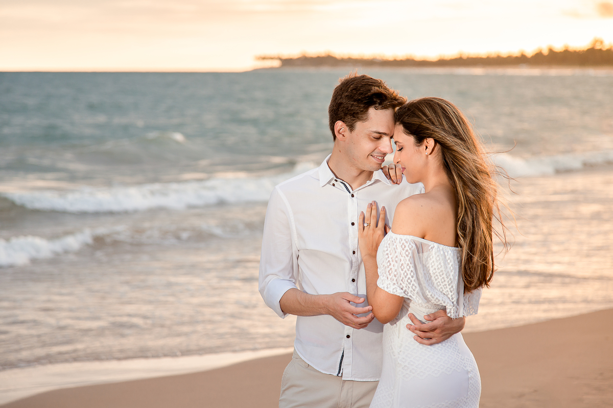 foto de casal na praia de guarajuba bahia