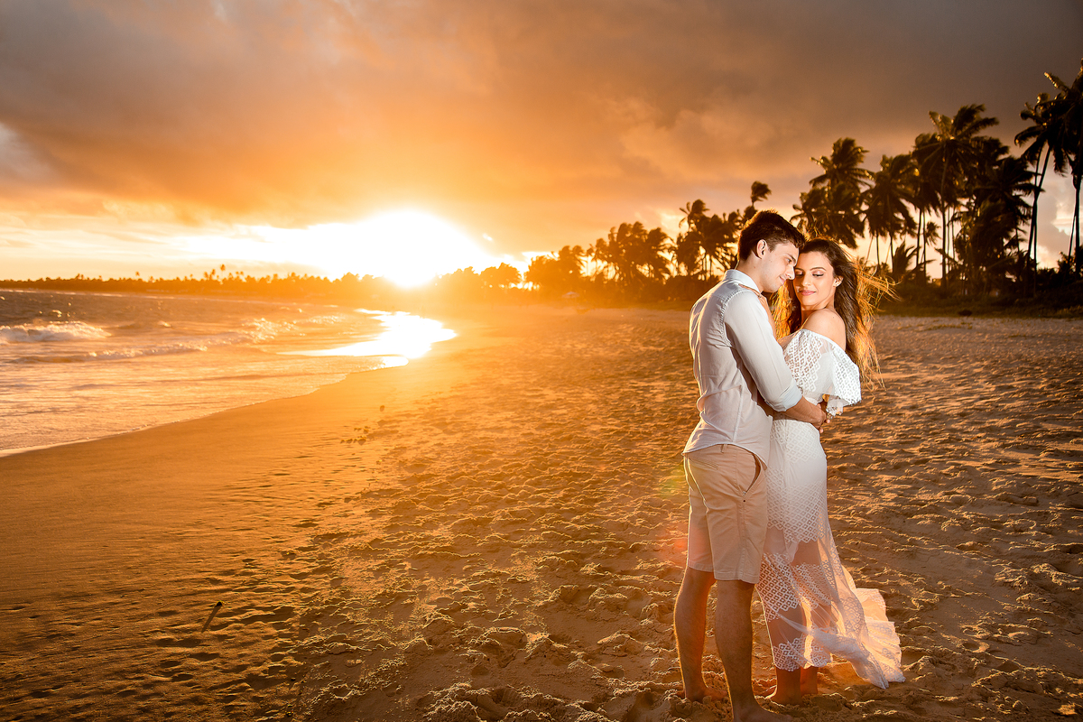 ensaio no por do sol na praia de Guarajuba Bahia