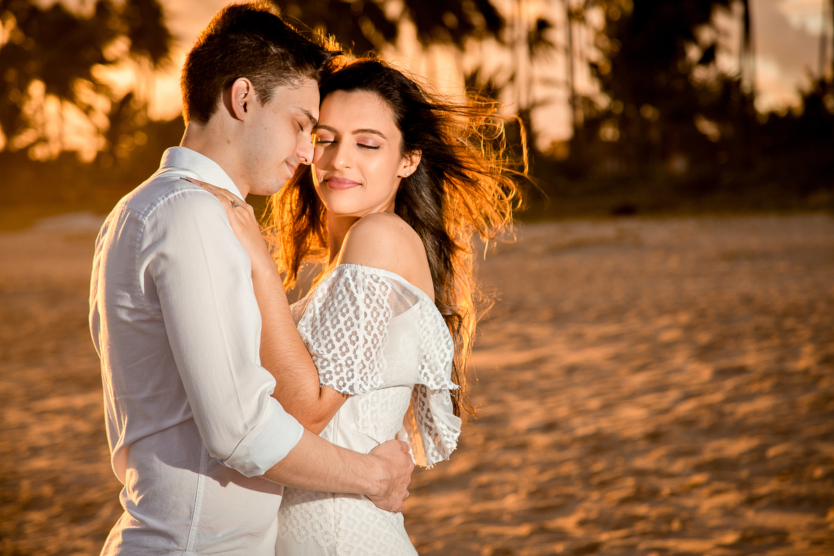 ensaio pré casamento no por do sol da praia de Guarajuba Bahia