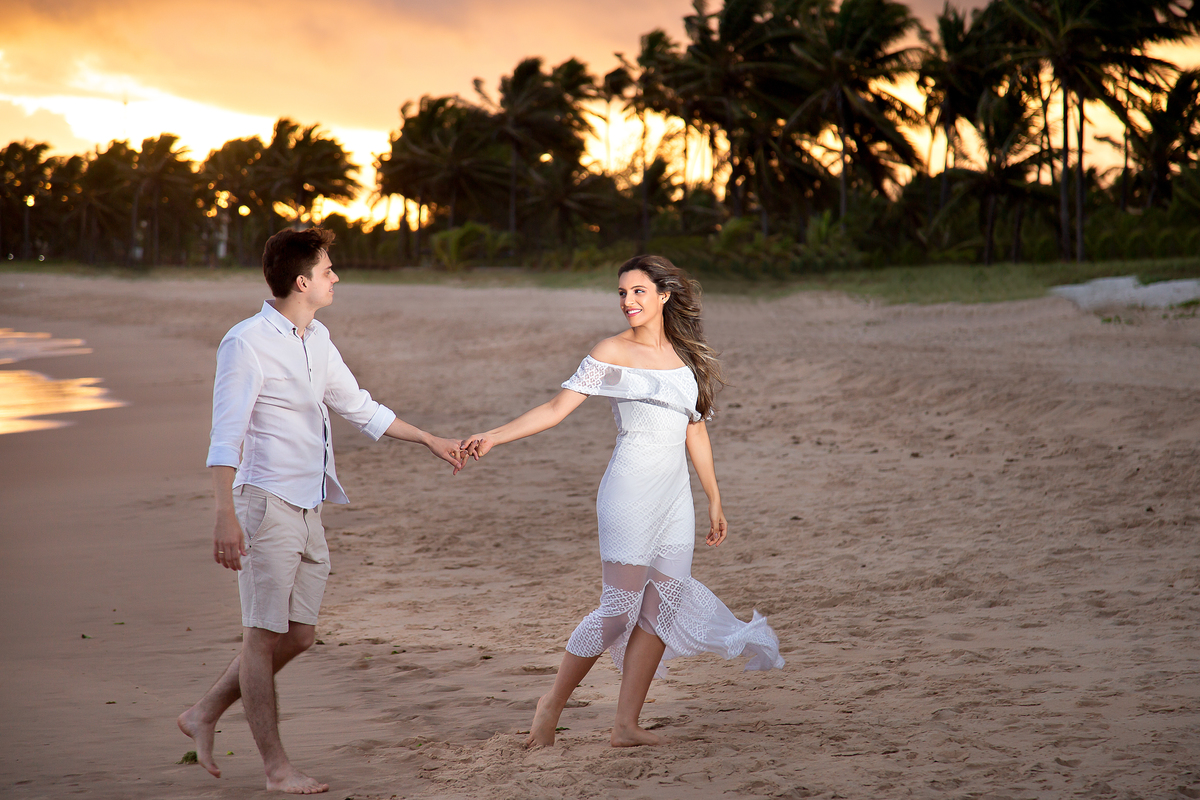 ensaio pré casamento no por do sol da praia de Guarajuba Bahia