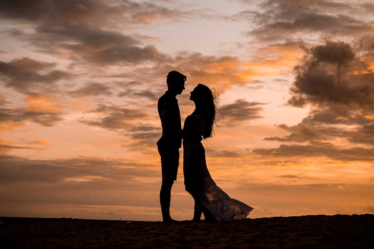 ensaio pré casamento no por do sol da praia de Guarajuba Bahia