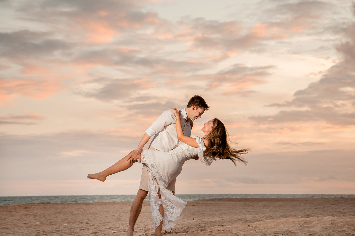 ensaio pré casamento no por do sol da praia de Guarajuba Bahia