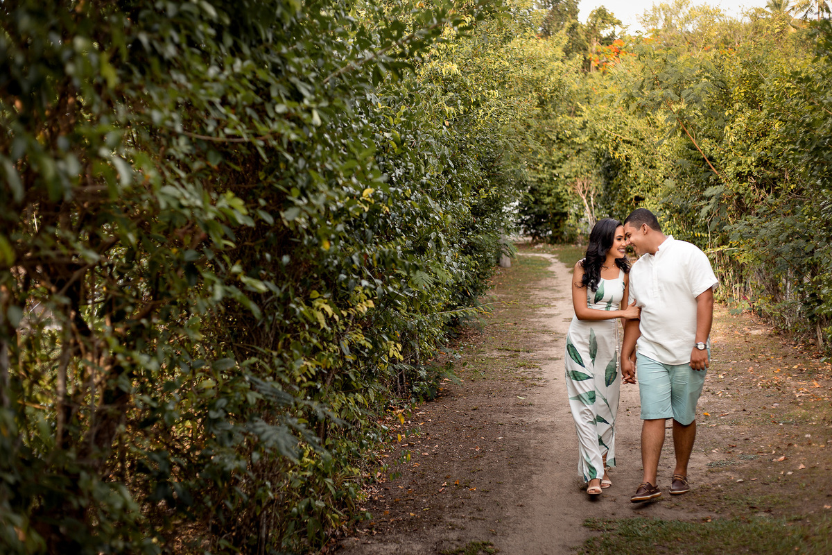 Casal caminhando em área verde, salvador