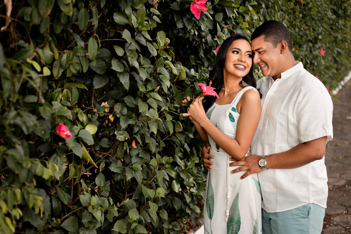 Casal rindo em ensaio de casal Fotográfico Romântico