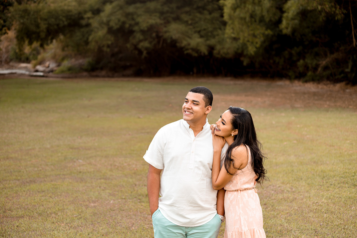casal olhando para o mar em ensiao fotográfico de casal