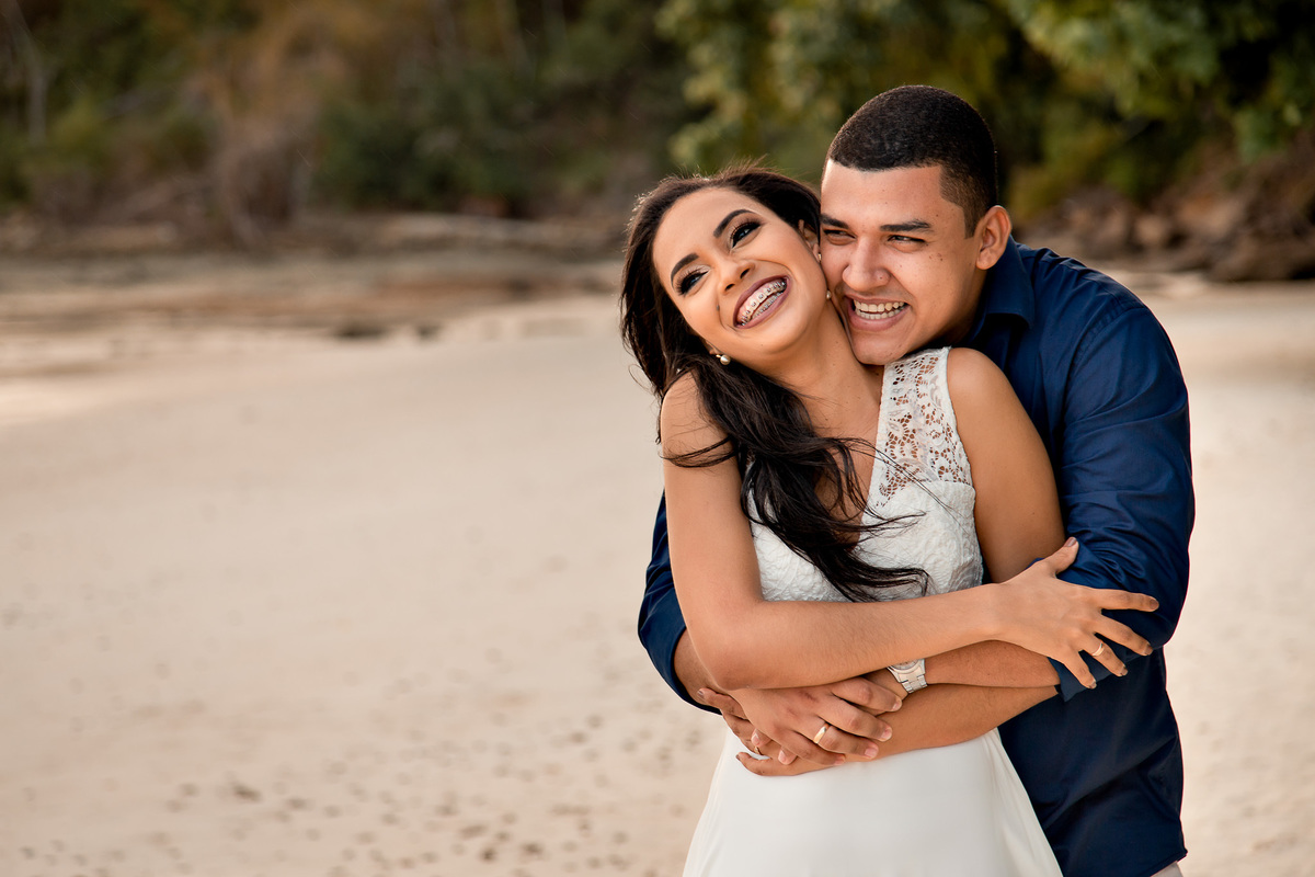 Casal abraçado olhando o mar na praia de inema, Salvador - BA
