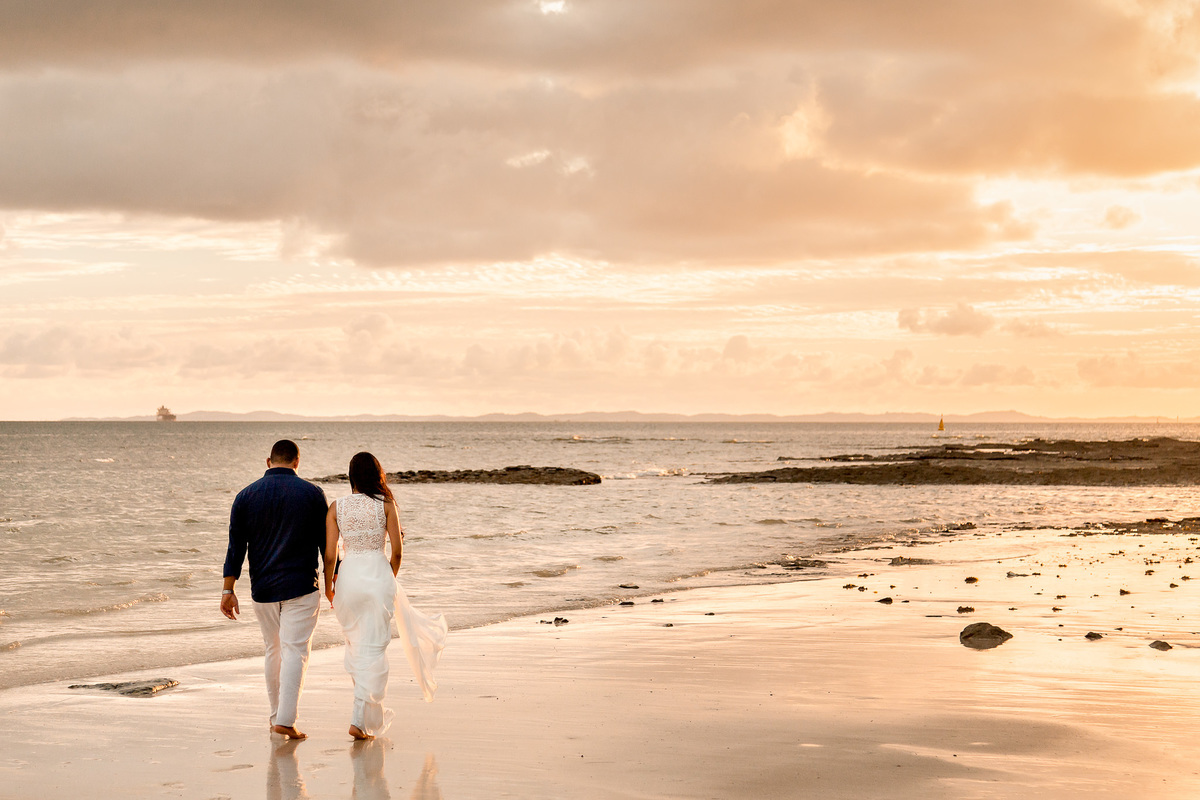 casal caminhando na beira da praia em Salvador