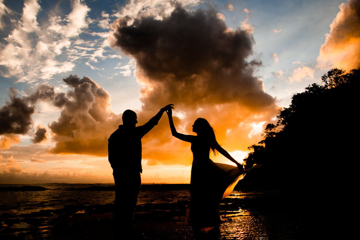 Silhueta de casal ao por do sol no ensaio fotográfico na praia de Inema -BA