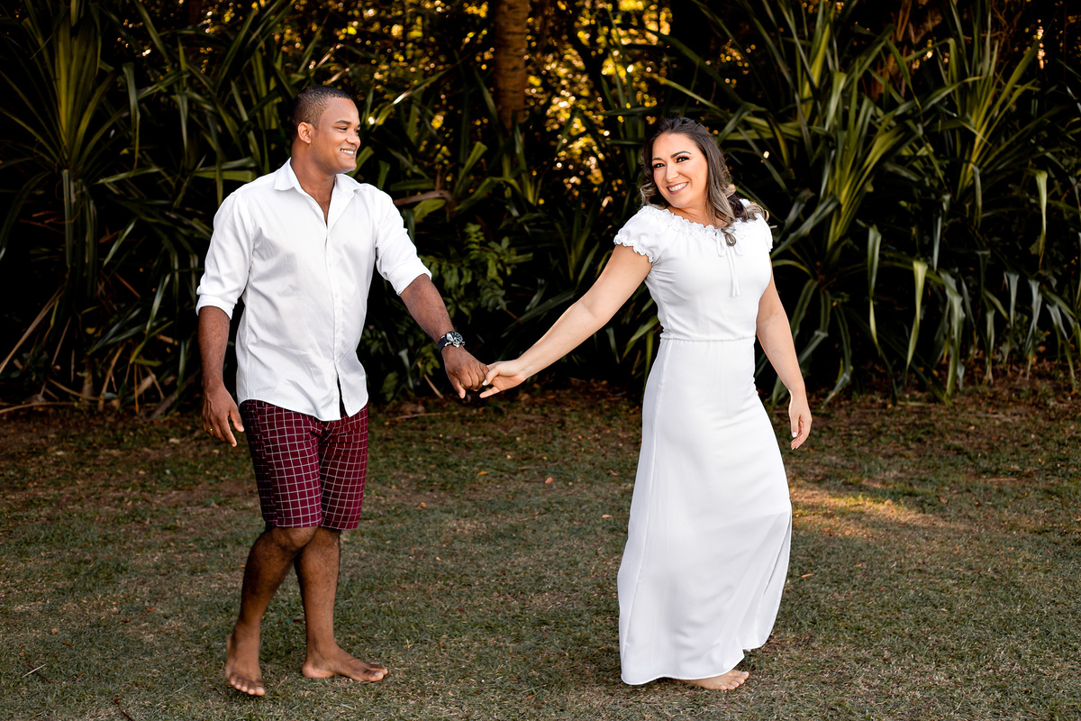 ensaio pré wedding em área verde na praia do forte bahia