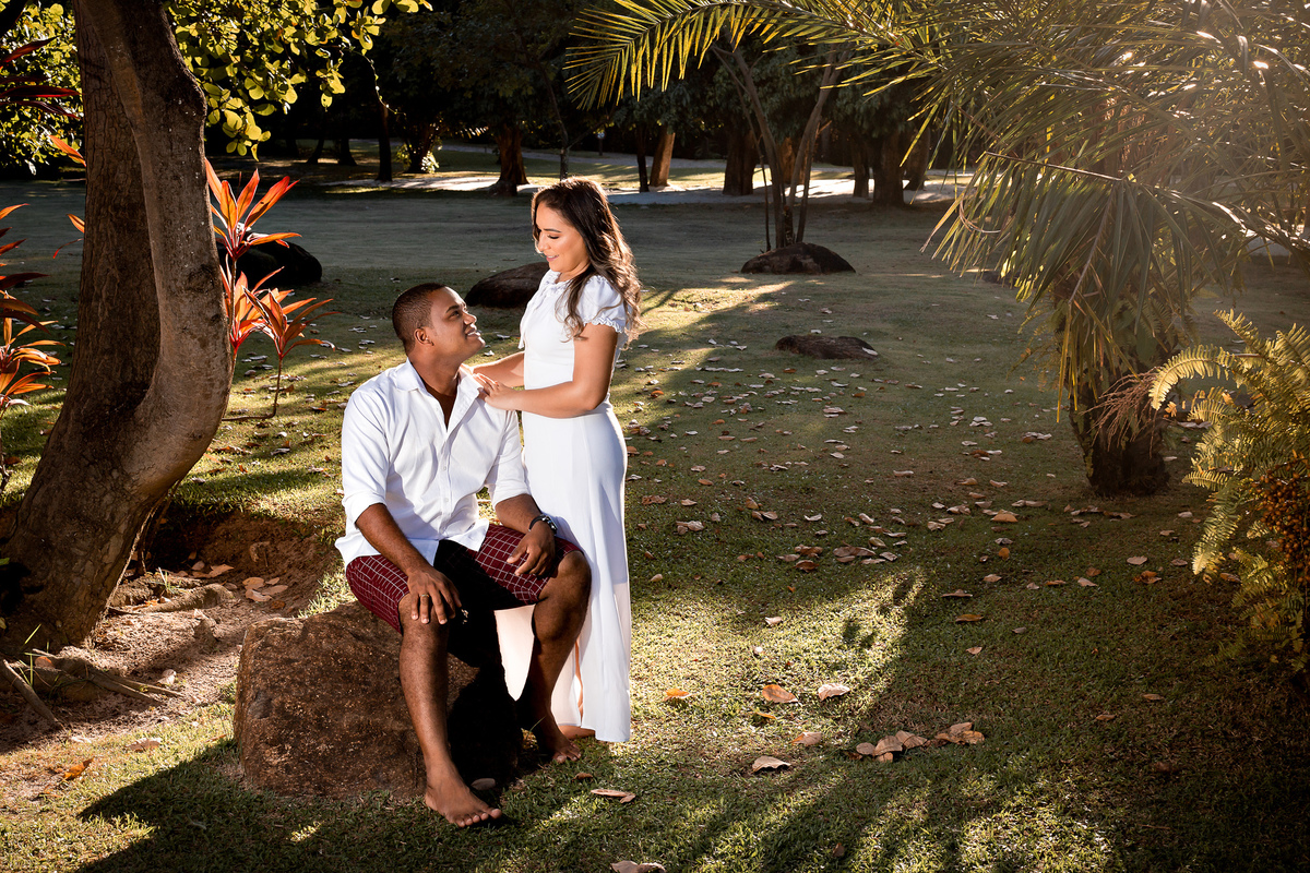 ensaio pré casamento no jardim da praia do forte bahia