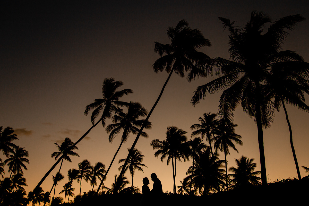 ensaio fotográfico com por do sol na praia do forte bahia