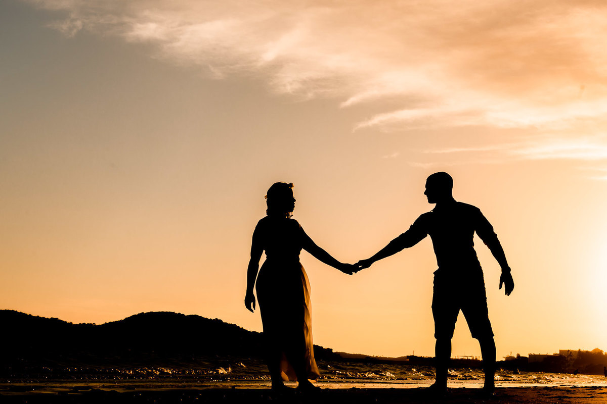 ensaio pré casamento  foto silhueta na praia de Madre de Deus