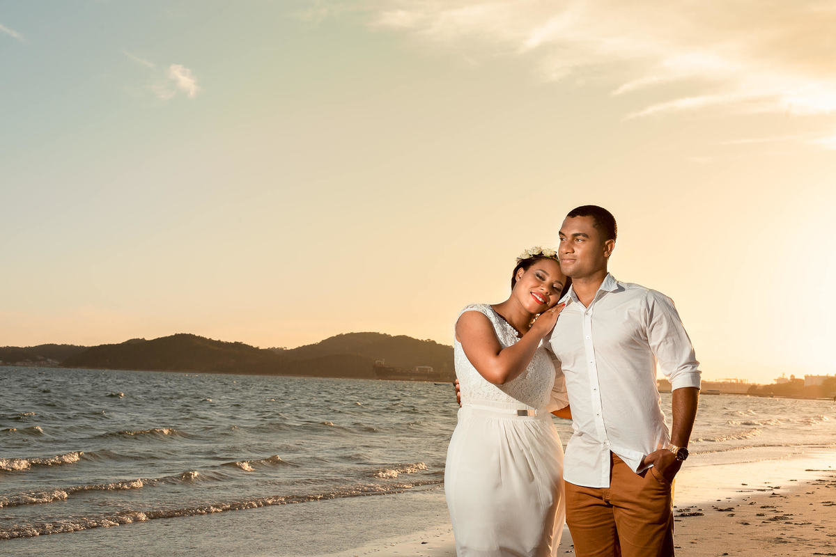 ensaio pré casamento com por do sol na praia de Madre de Deus