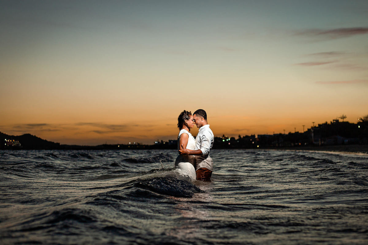 casal na praia de Madre de Deus Bahia