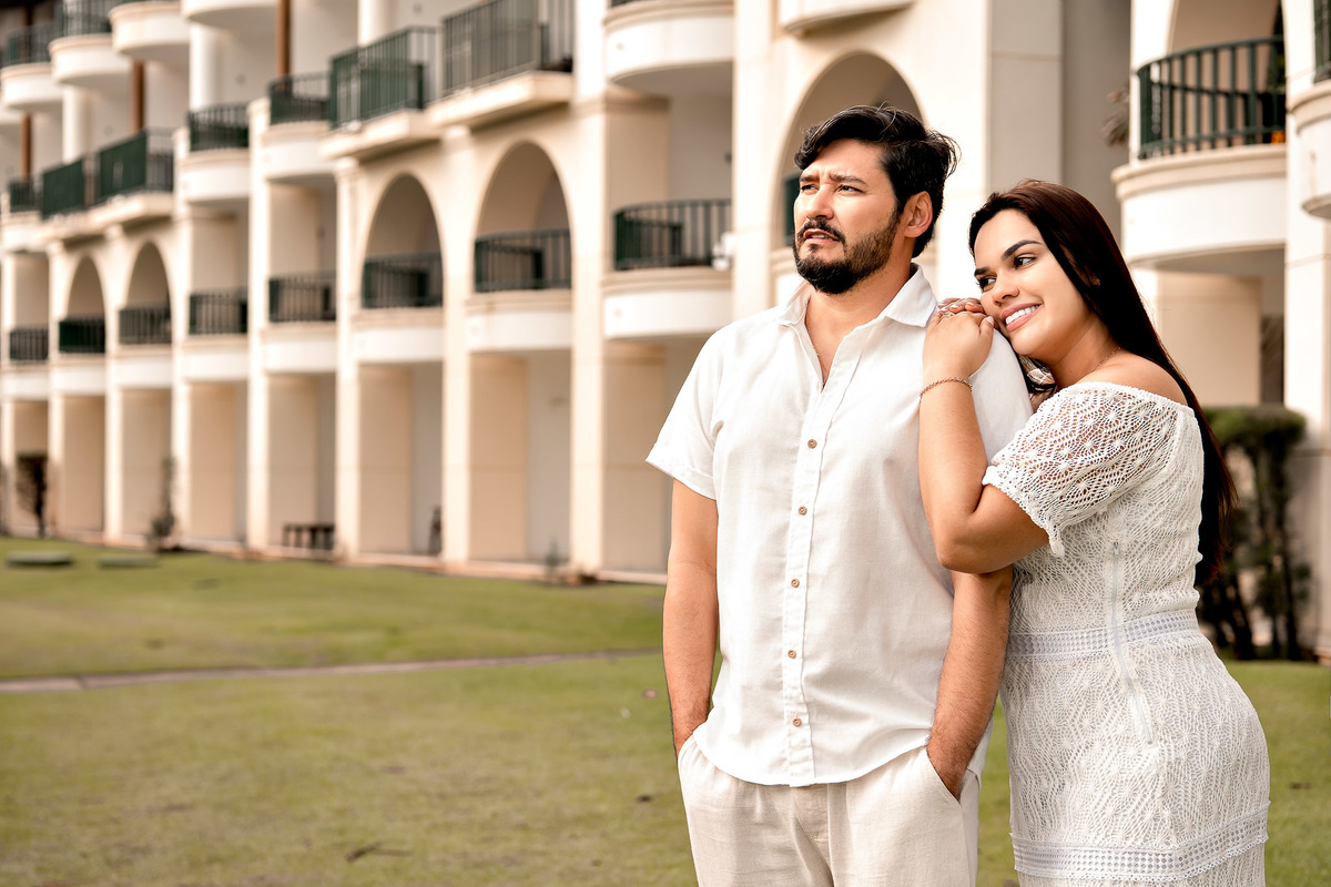 ensaio fotográfico romântico de bodas na bahia com casal abraçados