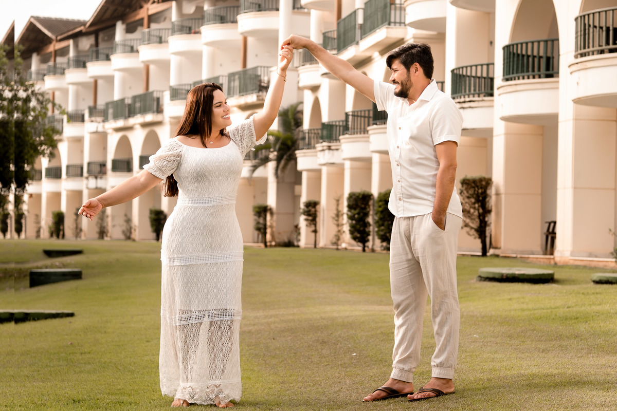 casal dançando em um ensaio fotográfico em Costa do Sauipe