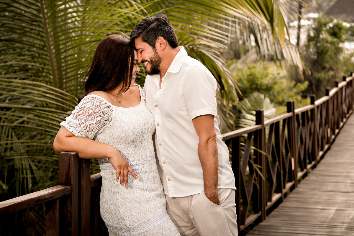 fotografia de casal em uma ponte no Costa do Sauipe Resorts com muitas plantas em volta, casal um de frente pro outro