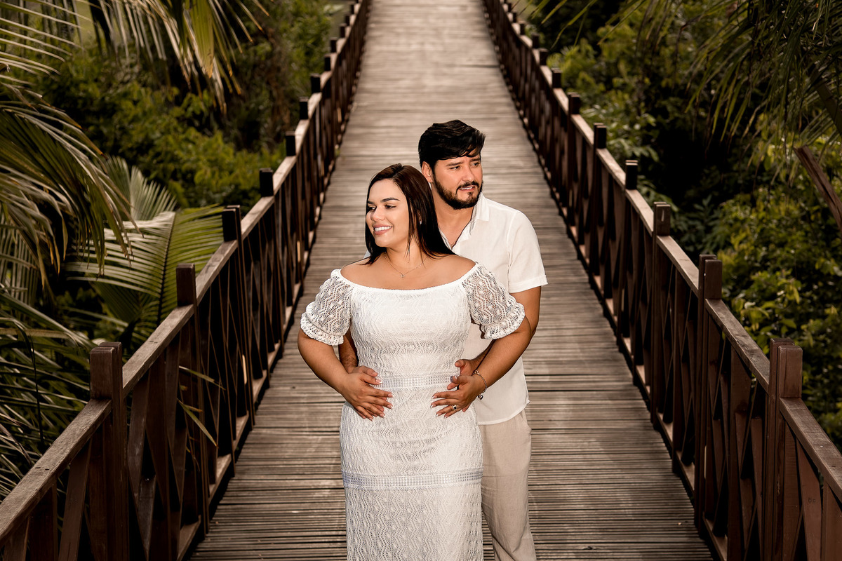 fotografia de casal abraçados no meio da ponte no Costa do Sauipe Resorts em Ensaio Fotográfico