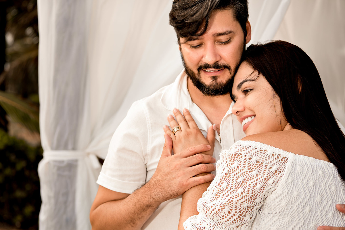 casal abraçados em ensaio romântico de casal na praia na Bahia