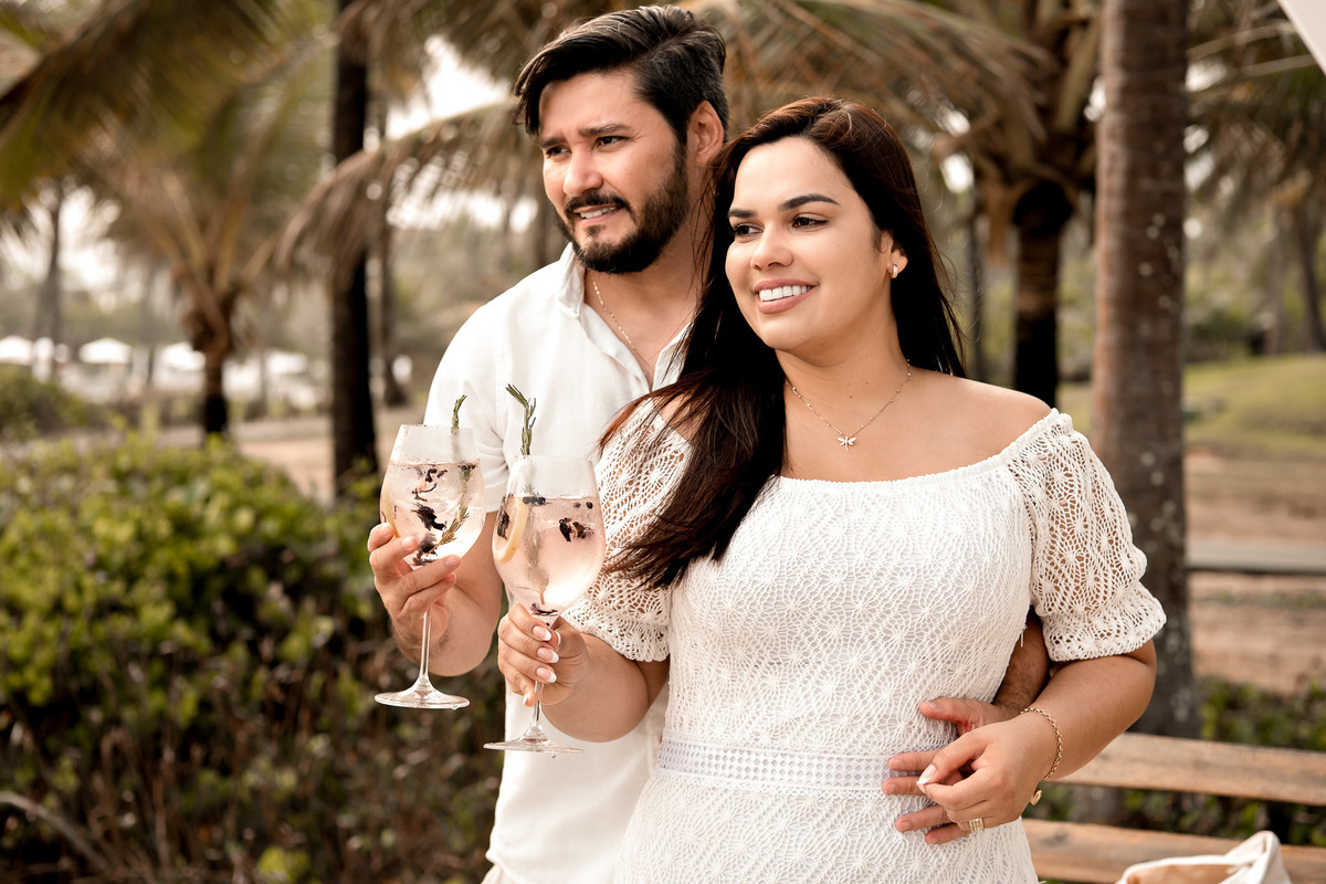 Casal comemorando bodas de 15 anos na praia em ensaio fotográfico